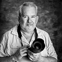 Gabriel Haering fotografo naturalista con fotocamera per safari fotografici in Tanzania