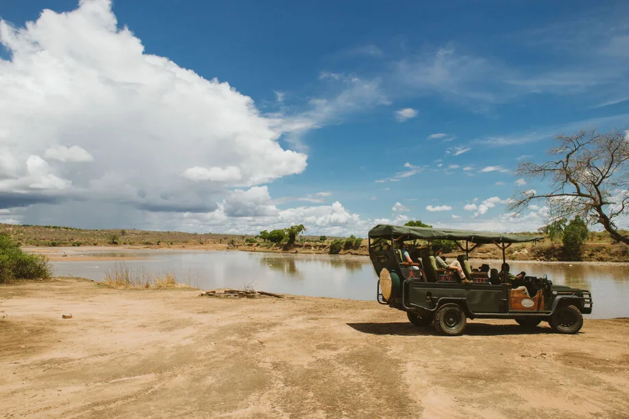 Veicolo aperto utilizzato per la fotografia naturalistica nei parchi della Tanzania