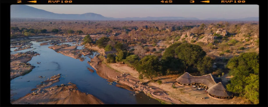 Ruaha River Lodge accanto al grande fiume Ruaha nel Parco Nazionale di Ruaha
