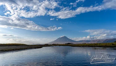 Lago Natron con il profilo dell’Ol Doinyo Lengai nella Rift Valley della Tanzania