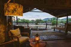 Area lounge del Ruaha River Lodge con vista aperta sul fiume e sulla savana di Ruaha