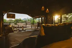 Camera del Ruaha River Lodge con veranda affacciata sulla natura selvaggia di Ruaha