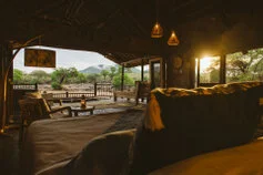 Camera del Ruaha River Lodge con veranda affacciata sulla natura selvaggia di Ruaha