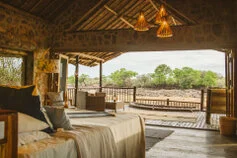 Camera del Ruaha River Lodge con terrazza privata affacciata sul Great Ruaha River