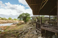 Veranda del Ruaha River Lodge sopra il letto del Great Ruaha River nel Parco Nazionale di Ruaha