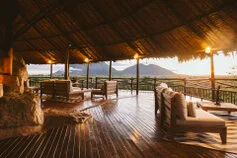 Deck panoramico del Ruaha River Lodge al tramonto durante un safari fotografico a Ruaha